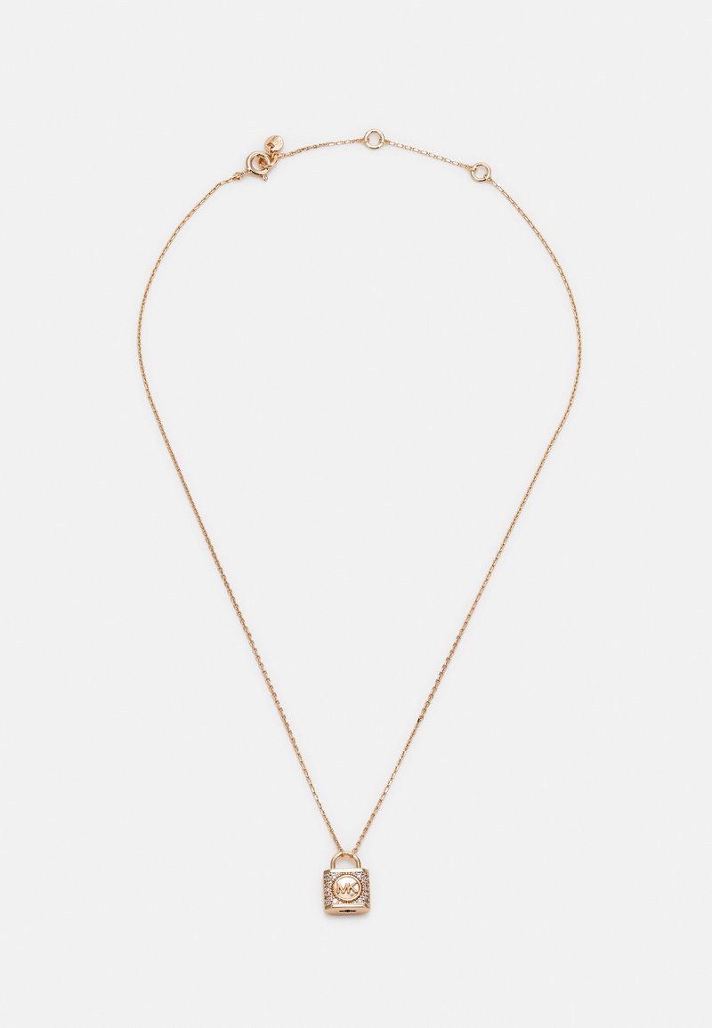 Colar de metal dourado com um pequeno pingente em forma de fechadura, detalhado com um logotipo, superfície texturizada e corrente ligada com comprimento ajustável.