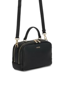 Borsa a mano in pelle nera con hardware dorato, doppie cerniere e tracolla removibile. Presenta un design strutturato con manico superiore e finitura texturizzata.