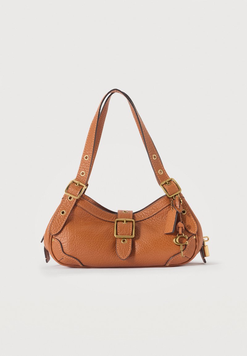 Sac à bandoulière en cuir marron avec boucles dorées, sangles réglables, rabat avant et breloques décoratives en forme de clé et d’étiquette.