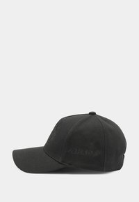 Gorra de béisbol negra con corona estructurada, visera curva y detalle de logotipo bordado. El material parece ser algodón o lona.