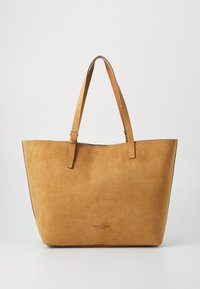 Borsa a spalla in suede color sabbia con due lunghe tracolle. Texture liscia, design minimalista e logo del marchio in rilievo discreto sul fronte.
