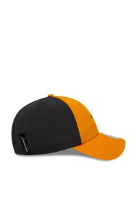 Czapka baseballowa w kolorystyce czarno-pomarańczowej. Posiada zakrzywiony daszek, teksturowany materiał oraz logo po boku. Bez zdobień.