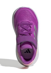 Fioletowe buty sportowe z siateczkową cholewką, szarymi akcentami i rzepem. W wyposażeniu mają wyprofilowaną wkładkę oraz białą gumową nasadkę.