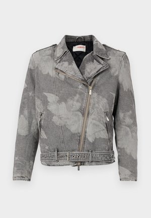 Szürke farmerdzseki, elhalványult virágmintával, aszimmetrikus elülső cipzárral, hajtott gallérral és ezüst hardware díszítésű, övvel ellátott derékkal.