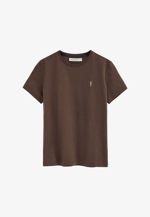 Bruine T-shirt met korte mouwen en ronde hals, voorzien van een klein wit polo-spelerlogo op de linkerborst en een "Polo Club" label aan de binnenkant van de kraag.
