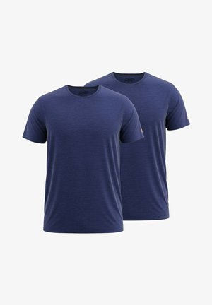 Deux t-shirts à manches courtes de couleur bleu marine sont exposés. Ils présentent un col rond, une texture douce et un design minimaliste. Aucun motif ni logo visible.