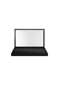 Palette de maquillage rectangulaire noire avec un couvercle miroir, présentant un intérieur noir lisse et un logo de marque subtil sur la surface miroir.