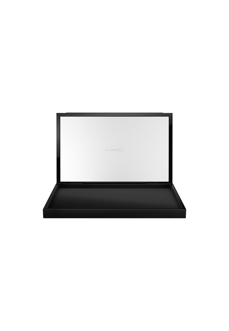 Palette de maquillage rectangulaire noire avec un couvercle miroir, présentant un intérieur noir lisse et un logo de marque subtil sur la surface miroir.