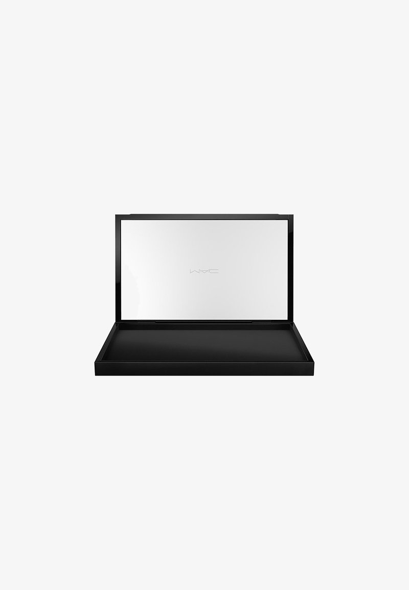 Palette cosmetica rettangolare nera con coperchio a specchio, dotata di un interno nero lucido e un logo del marchio discreto sulla superficie dello specchio.