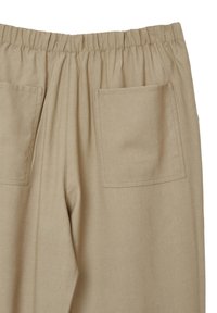 Pantaloni in cotone beige con vita elastica, dotati di due tasche posteriori e design a gamba dritta. Texture liscia con cuciture semplici.