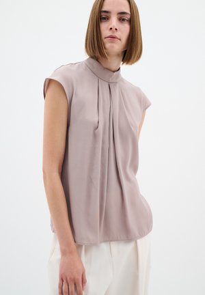Ærmeløs bluse i lys mauve stof med høj krave og plisseret frontdesign. Blødt materiale med en løs pasform.