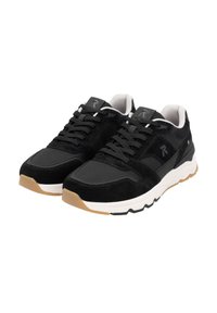 Svarta sportskor med en kombination av mocka och nätmaterial, gummisula, snörningsdesign och vit mellansula med gummiyttersula.