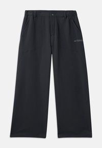 Melnas āra bikses ar brīvu piegriezumu, kurās ir divas sānu kabatas un pogas aizdare. Izgatavotas no izturīga, viegla materiāla.