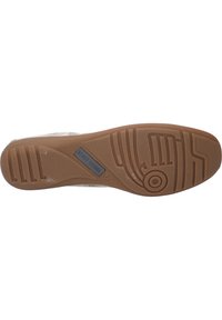 Suela de un zapato con una base de goma marrón, que presenta líneas texturizadas y un patrón circular, etiquetada "JOSEF SEIBEL 37."