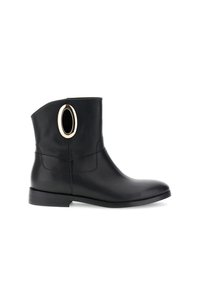 Bota de cuero negro hasta el tobillo, con punta redonda, diseño minimalista, costuras laterales y un acento ovalado dorado en la parte trasera.