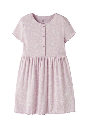 Hellviolettes Kleid mit kurzen Ärmeln, dezentem weißem Blumenmuster, Rundhalsausschnitt, drei Knöpfen vorne und gerafften Rändern an Ärmeln und Saum.