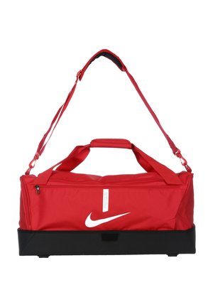 Rode nylon sporttas met een zwarte basis, dubbele handvatten, verstelbare schouderriem en een opvallend wit Nike-logo aan de voorkant.