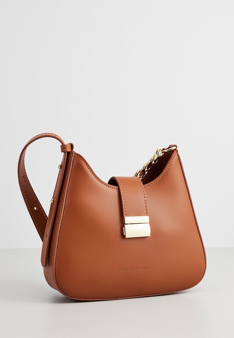 Sac en cuir brun à bandoulière avec fermoir doré et détail en chaîne, marqué Christian Laurier Paris, sur fond blanc.