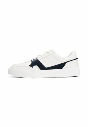 Biały niski sneaker z czarnym paskiem po boku, wiązaniem na sznurówki i grubą białą podeszwą, pokazany z zewnętrznej strony na białym tle.