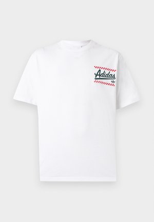 Hvid Adidas t-shirt med korte ærmer, grøn logo og rødternet design på øverste venstre bryst.