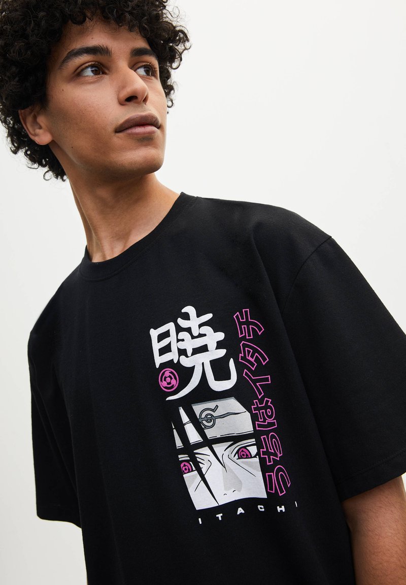 PULL&BEAR NARUTO ITACHI Print Tshirt Green vlr.eng.br