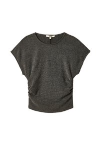 Top de manga corta en gris oscuro con tejido texturizado y detalle fruncido en el lateral. Cuello redondo y diseño de corte relajado.