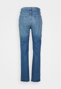 Jeans de pierna recta de tiro alto en azul mostrados desde la parte trasera con dos bolsillos traseros y pasadores para cinturón, sobre un fondo blanco.