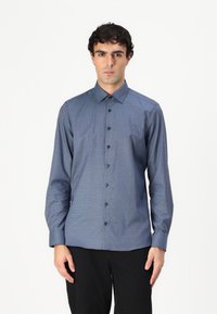 Cămașă cu mânecă lungă, cu nasturi, de culoare bleu închis, cu un model fin de dungi, având un guler clasic și nasturi negri, confecționată dintr-un material neted.