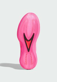 Εξωτερική σόλα παπουτσιού σε έντονο ροζ καουτσούκ με σχέδιο πέλματος σε ζιγκ-ζαγκ, με μαύρο και κόκκινο κεντρικό ένθετο σε σχήμα τριγώνου.