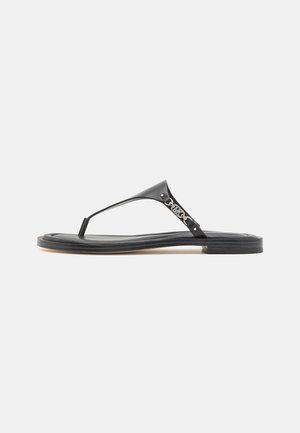 Zwarte flip-flop sandaal met een vlakke, gladde zool, voorzien van een elegante T-bandontwerp en details in zilverkleurig metaal.