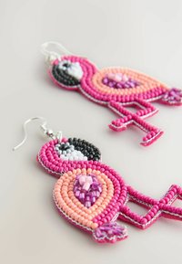 Orecchini di perline a forma di fenicotteri presentano perline rosa, nere e bianche con motivi intricati e ganci in argento per l'attacco.