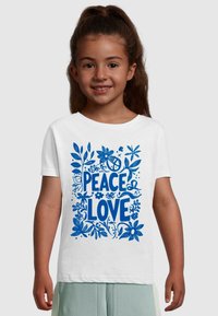 Biała bawełniana koszulka z krótkim rękawem z niebieskim kwiatowym wzorem oraz wyraźnie eksponowanymi słowami "PEACE" i "LOVE". Luźny krój.