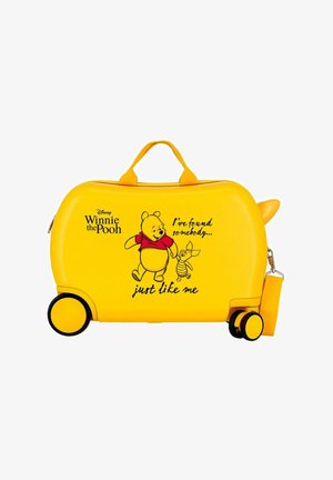 Maleta amarilla con ruedas con Winnie the Pooh y Piglet tomados de la mano y el texto, "He encontrado a alguien como yo."