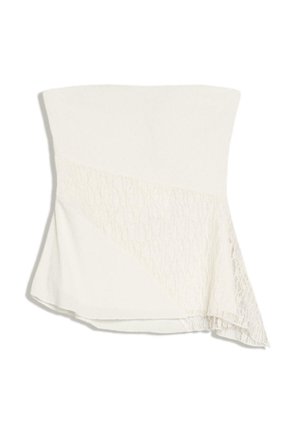 Trägerloses weißes Oberteil mit asymmetrischem Saum, das ein diagonales Spitzenelement und glatte Stoffabschnitte aufweist.