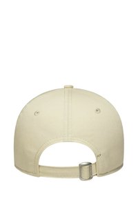 Gorra de béisbol de algodón beige con visera curva, correa ajustable y detalles de costura. Diseño liso sin logotipos ni patrones visibles.