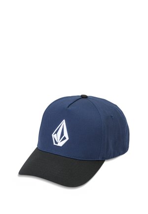 Casquette bleu marine avec une visière noire, présentant un logo brodé blanc sur le devant et une surface en tissu texturé. Sangle ajustable à l'arrière.