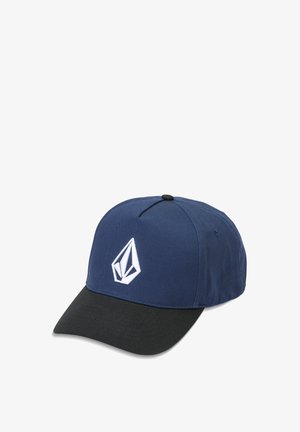 Marineblauwe pet met een zwart vizier, voorzien van een wit geborduurd logo aan de voorkant en een gestructureerde stoffen oppervlak. Verstelbare band aan de achterkant.