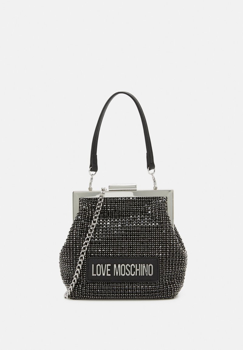 Sac à main noir avec un design texturé, orné de strass, doté d'un cadre argenté, d'une chaîne et d'une étiquette "LOVE MOSCHINO".