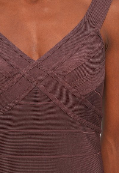 Rochie mauve cu nervuri, având un decolteu în V, cu bretele încrucișate și un design stratificat. Textură netedă cu linii verticale înguste.