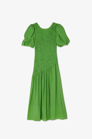 Abito verde con maniche a sbuffo, corpetto arricciato e gonna fluente. Presenta un tessuto testurizzato e una caduta leggera, adatto per varie occasioni.