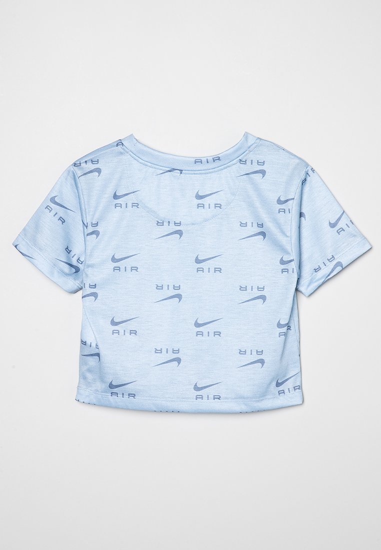 T-shirt cropped à manches courtes de couleur bleu clair avec des logos Nike Air et des motifs de swoosh en bleu foncé sur un fond blanc.