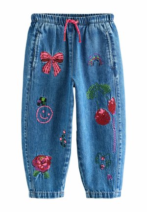 Denim joggeri ar brīvu piegriezumu, kas ir rotāti ar krāsainiem izšuvumiem, tostarp ziediem, smaidošu seju un loku. Elastīga jostasvieta ar auklu.