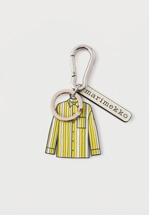 Sleutelhanger met een geel-wit gestreept shirtbedeltje, zilveren ring, karabijnhaak en een rechthoekig label met de tekst "marimekko".