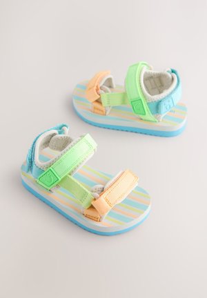Farverige børnesandaler med flere remme i grøn, orange og blå. Stribet sål i pastelfarver. Blødt stof og justerbare lukninger.