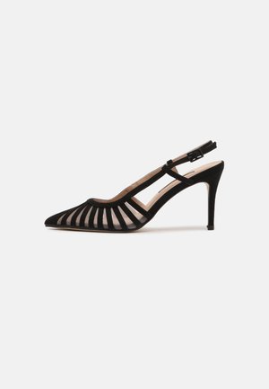 Sort højhælet slingback-sko med spids tå og mesh-paneler struktureret af lodrette ruskindsremme.