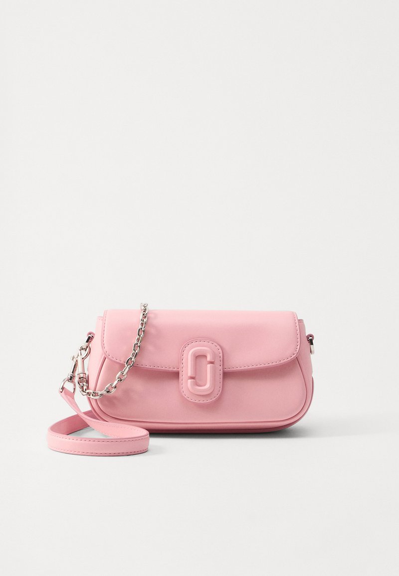 Roze leren handtas met een gladde textuur, rechthoekige vorm, klep-sluiting, decoratief logo en een zilveren kettinghengsel.