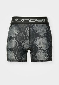 Juodos ir pilkos prigludusios šortai su gyvatės odos raštu, su juodu juosmuo, ant kurio pilka spalva išspausdinta "JORDAN".