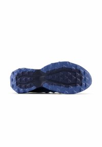 Semelle d'une chaussure de sport, présentant un caoutchouc bleu texturé avec un motif géométrique, une section centrale renforcée et un bord supérieur foncé.