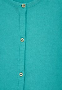 Tirkīza krāsas džemperis ar apaļu kaklu, pogu aizdare ar zeltainajām pogām un mīkstu adījuma tekstūru.