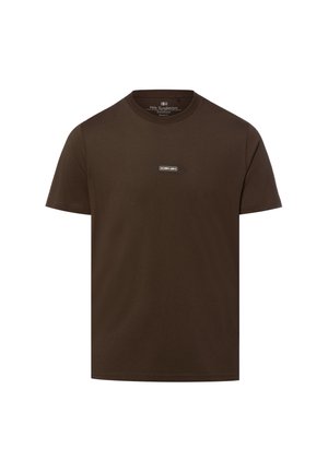 Bruine katoenen T-shirt met korte mouwen, ronde hals en klein wit rechthoekig logo met de tekst "Secure Above" gecentreerd op de borst.